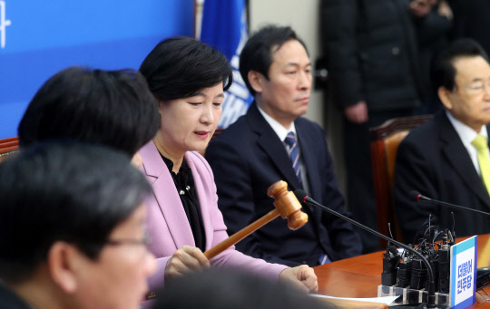 4일 서울 여의도 국회에서 열린 더불어민주당 최고위원회의.  추미애 대표가 의사봉을 두드리고 있다.